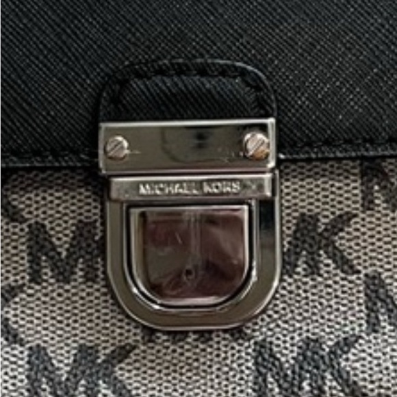 Michael Kors crossbody/shoulder bag!
🔥NWOT🔥$50 - Picture 7 of 11